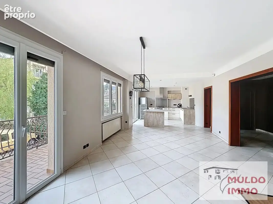 OYONNAX CENTRE – Maison 207 m² –  3 garages - photo 3