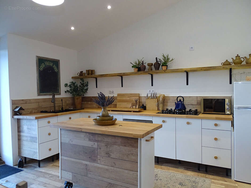 MORBIHAN. À proximité de Gourin : charmante maison individuelle en pierre de 3 chambres, entièrement meublée et récemment rénové - photo 4