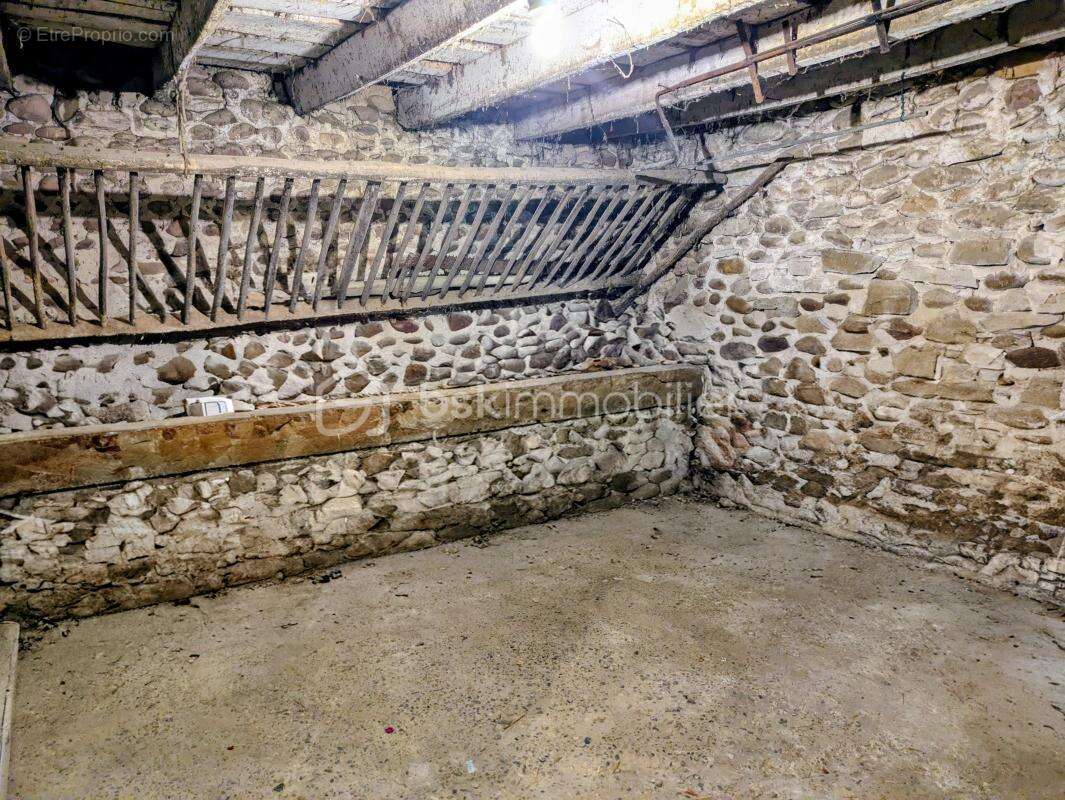 EXCLUSIVITÉ – Ancien corps de ferme sur 5,6 hectares avec dépendances, verger et rivière - photo 16