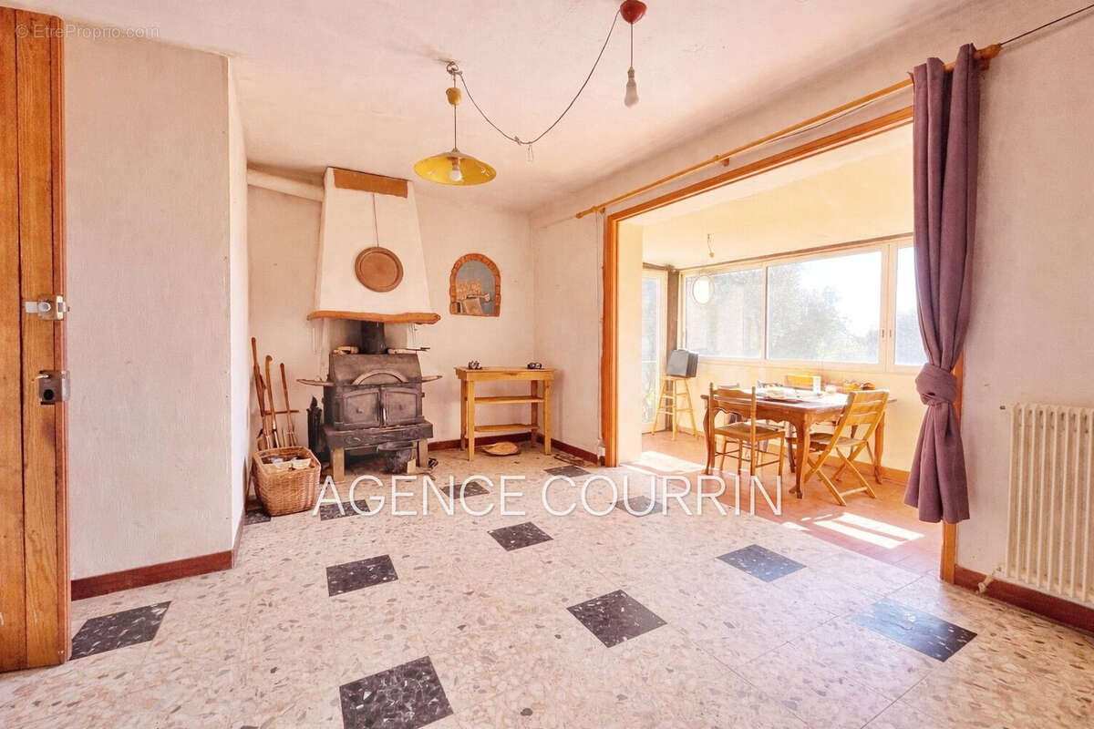 Maison à SAINT-CEZAIRE-SUR-SIAGNE