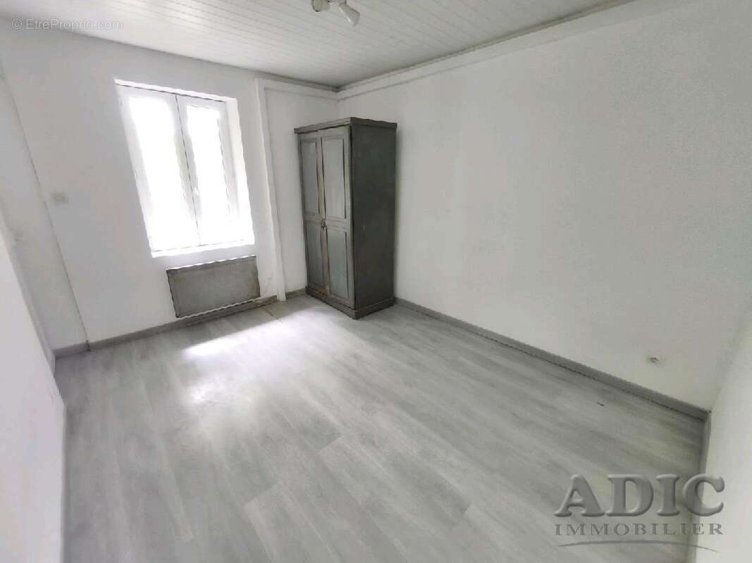 Appartement à VER-SUR-LAUNETTE