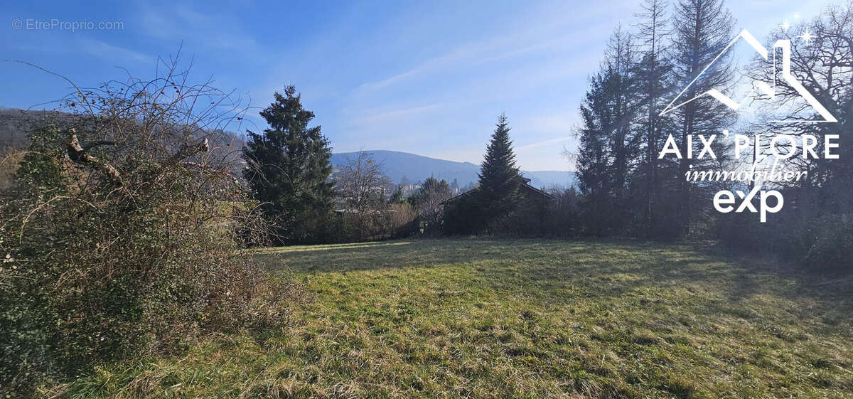 Terrain à JUJURIEUX