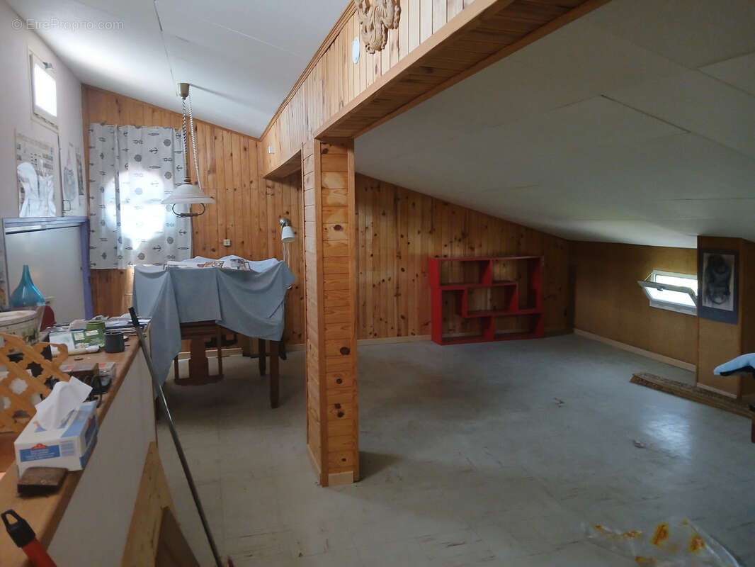 Villa sur 3 faces , 3 niveaux, 5 chambres , 2 bains, jardin , garage et parking. - photo 20