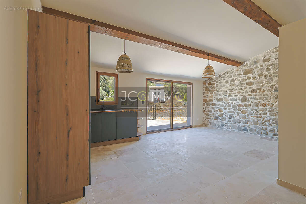 Maison à SOLLIES-TOUCAS