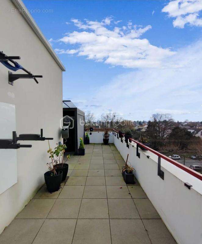 Coup de cœur : magnifique F5 à Montfermeil avec une terrasse de 45 m² et place de parking, proche des commerces, transports et é - photo 4