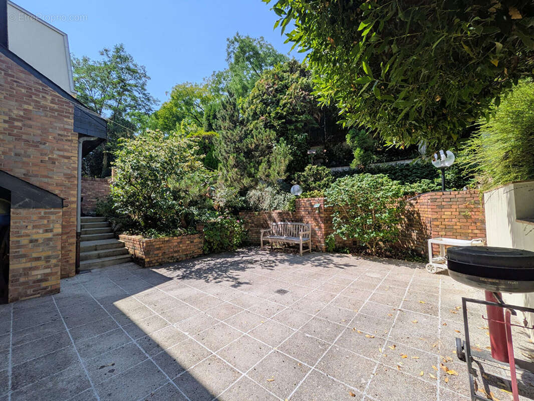 Maison d'architecte familiale de 170 m² avec jardin, terrasses et double garage dans un quartier résidentiel recherché - photo 8