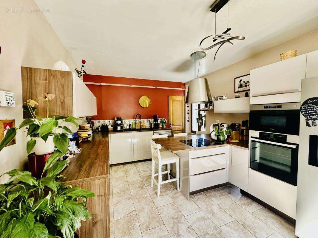 Maison à LE PUY-SAINTE-REPARADE