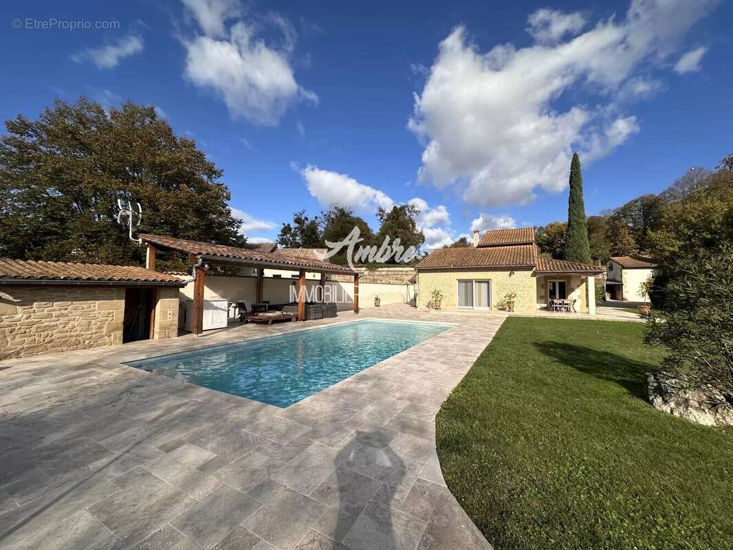 Maison à MONTELEGER