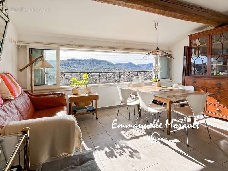 Appartement à BAGNOLS-EN-FORET