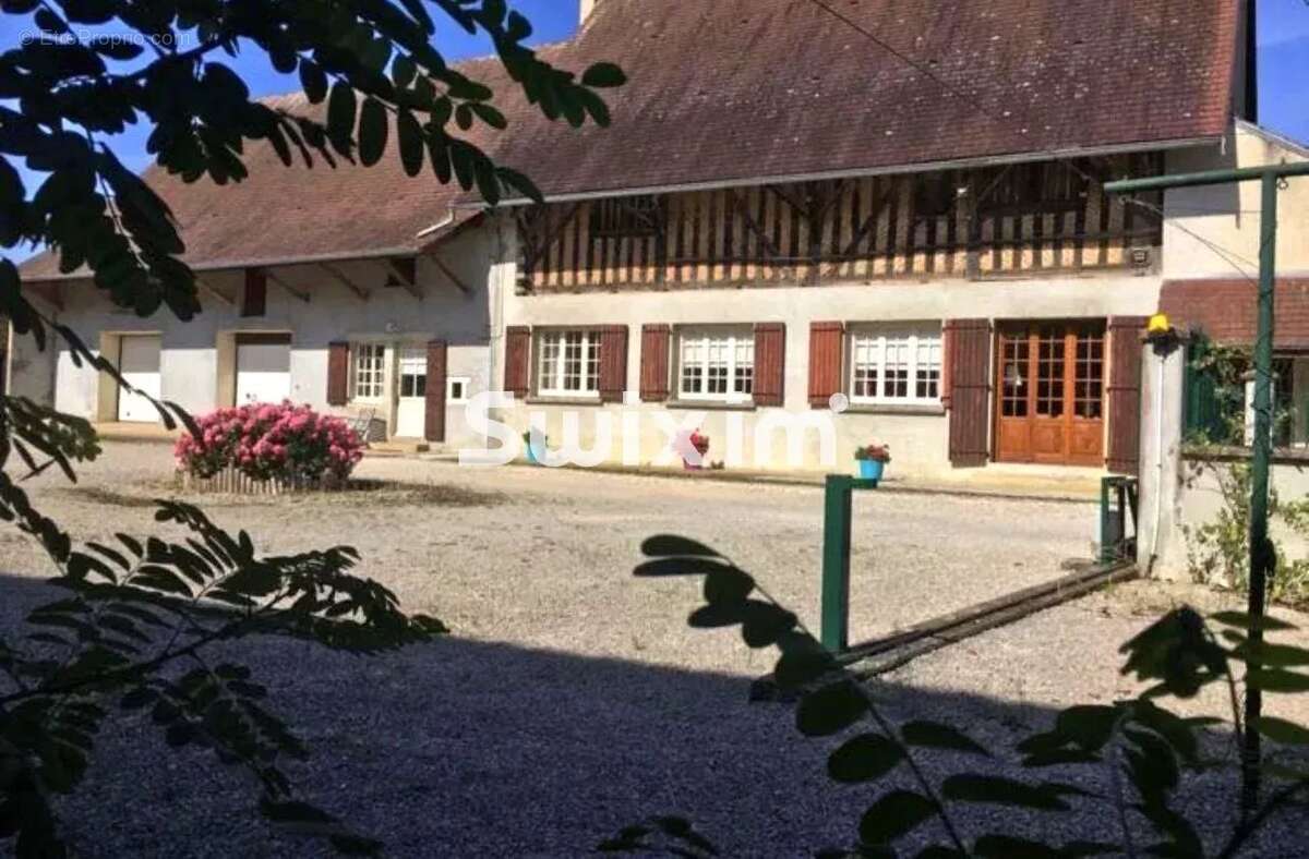 Maison à COMMENAILLES