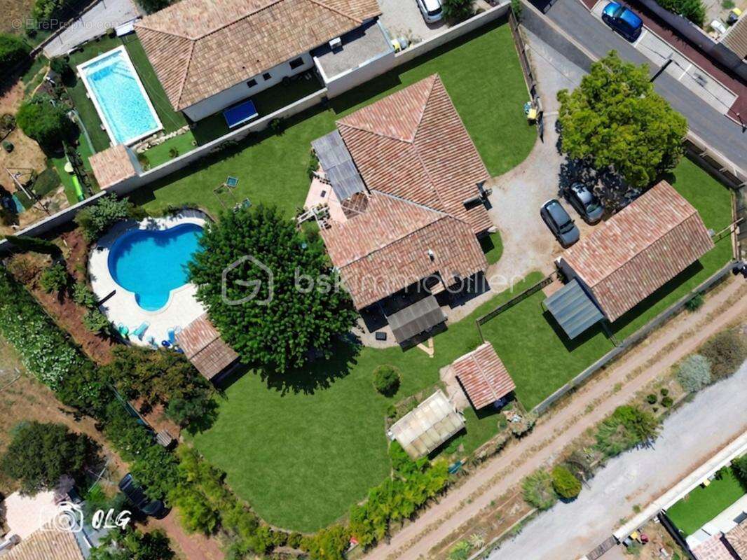 Maison T6 de 142 m² + Maison T3 de 60 m² sur 1730 m² de terrain avec piscine et dépendances - photo 2