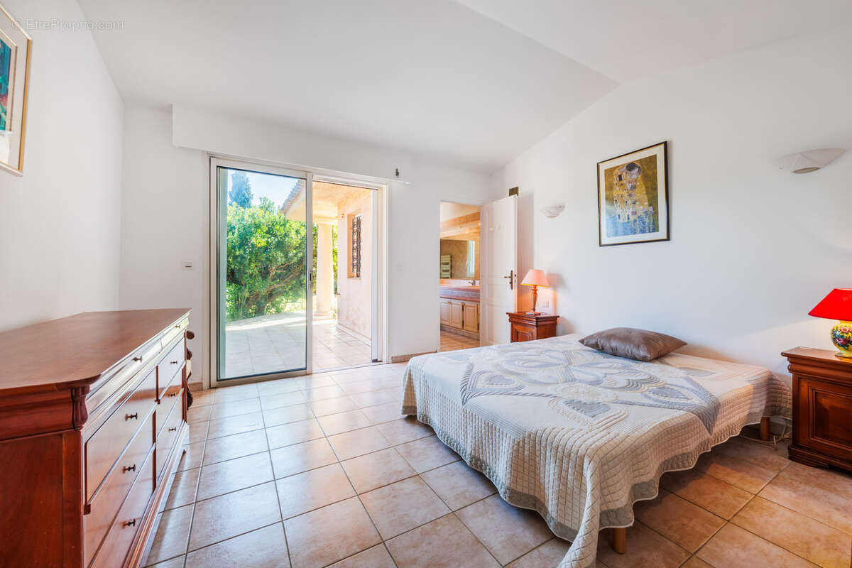 Villa type 6 de plain-pied avec jardin paysager à Marina di Fiori - photo 5