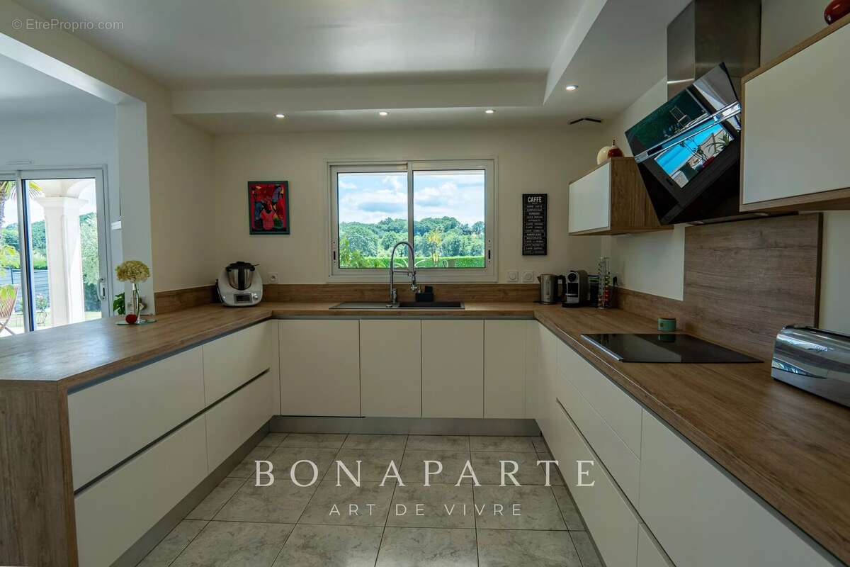 MONTARDON - Maison familiale rénovée avec piscine et vue dégagée - photo 6