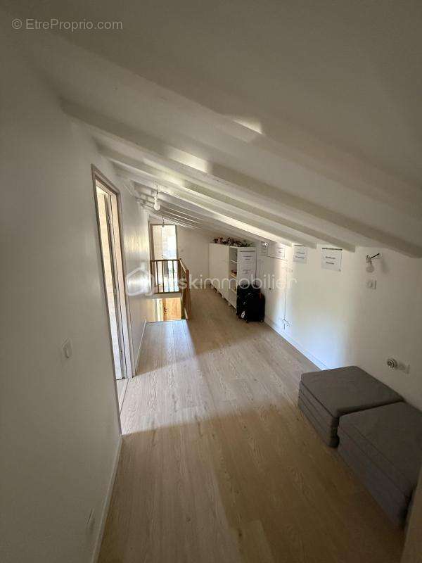 Propriété d'Exception - Quartier Résidentiel de PÉLISSANNE (DEPT13) - Villa Type 8 - 170 m2 - Terrain Arboré,Sécurisé - 1500M2 - - photo 22