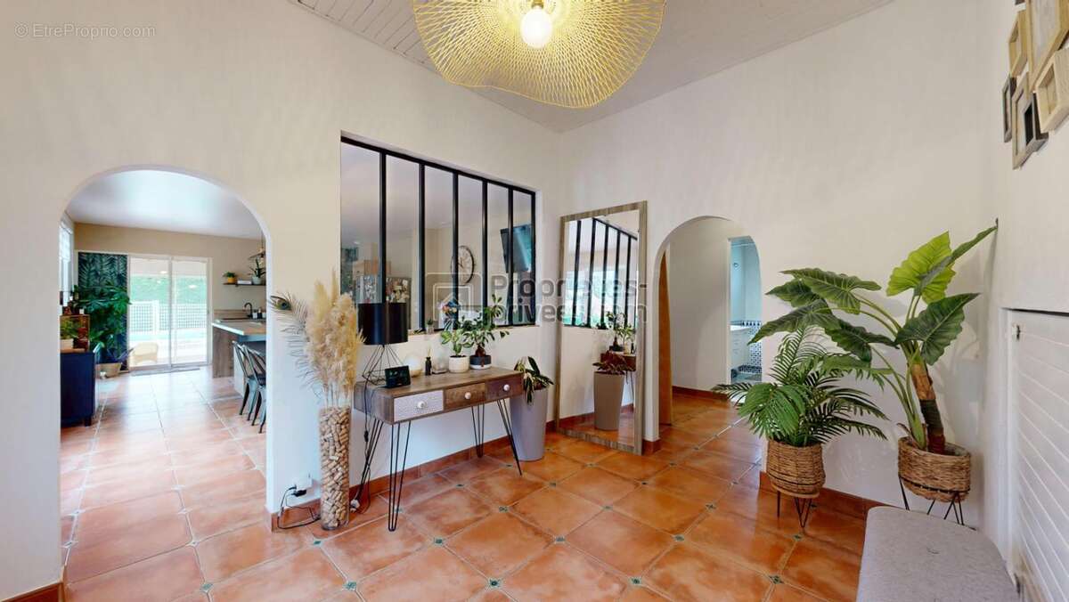 Maison MONTJOIRE 9 pièce(s) 260 m2 avec Piscine - photo 5