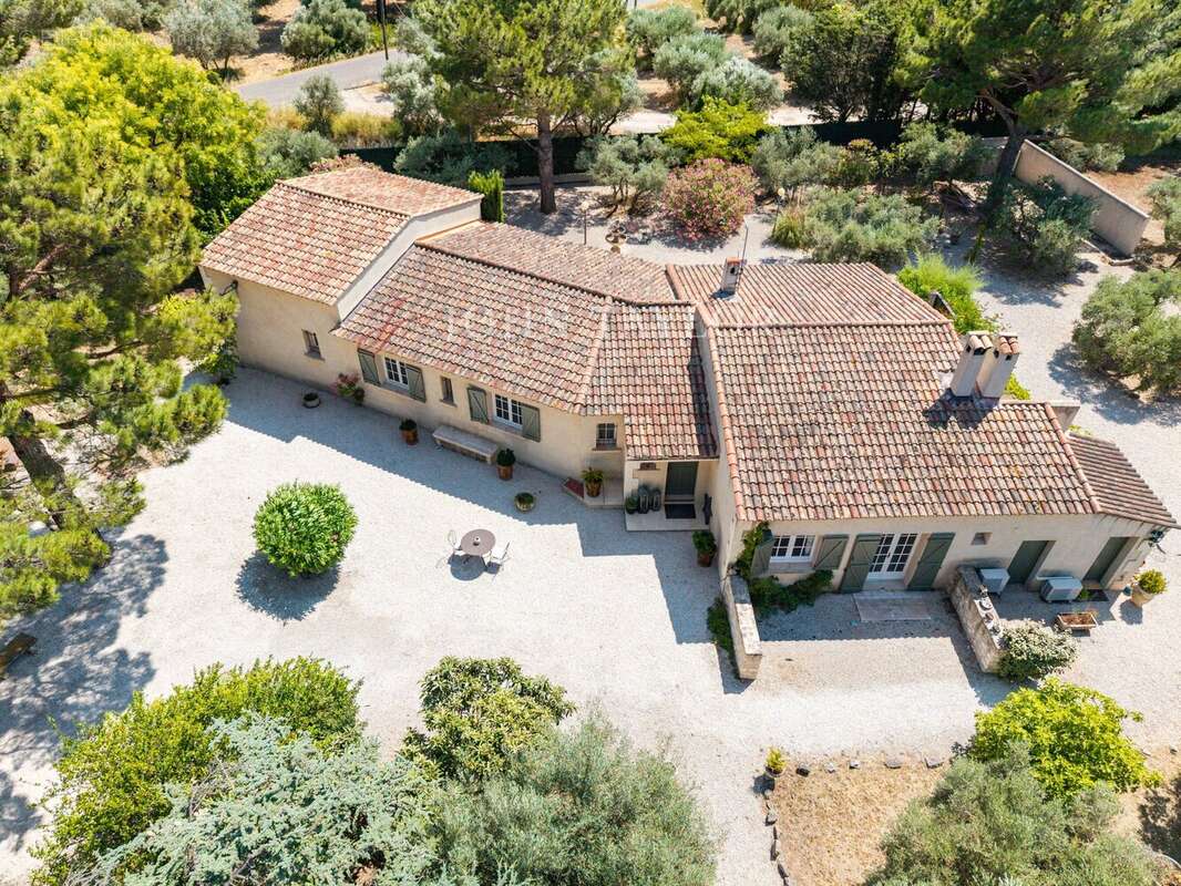 À vendre – Villa de plain-pied avec dépendances et piscine – Mouriès, à proximité de Maussane-les-Alpilles - photo 4