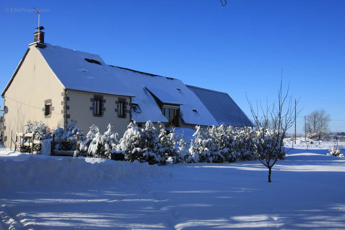 Maison à SAINT-SAUVES-D'AUVERGNE