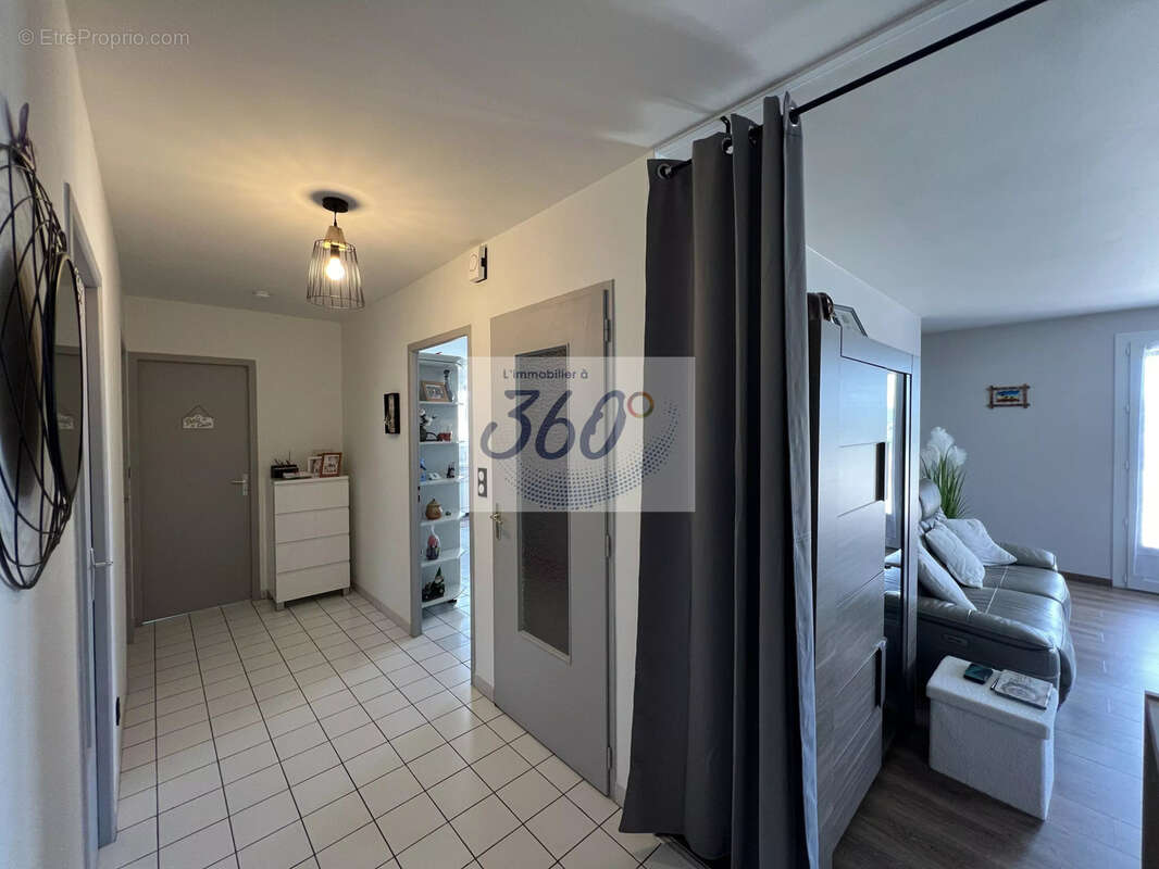 Maison rénovée avec fort potentiel avec terrasse, grand terrain et dépendances. - photo 15