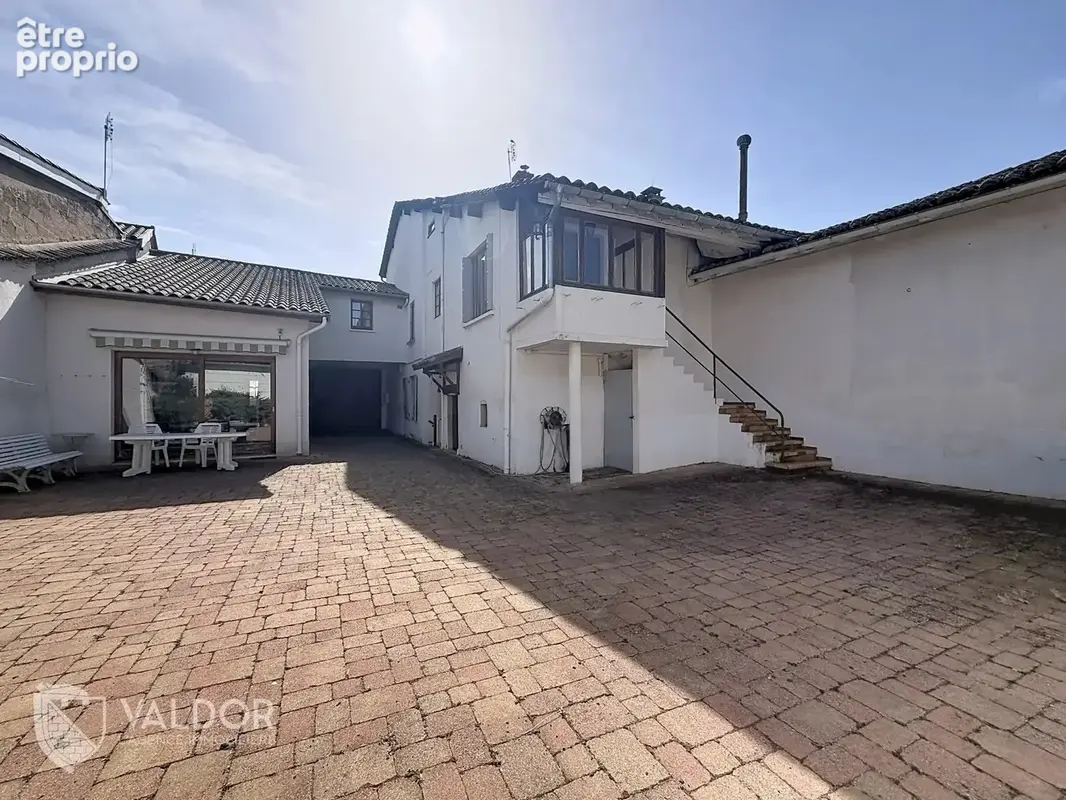 Deux logements et un garage à Montmerle S/S - photo 8