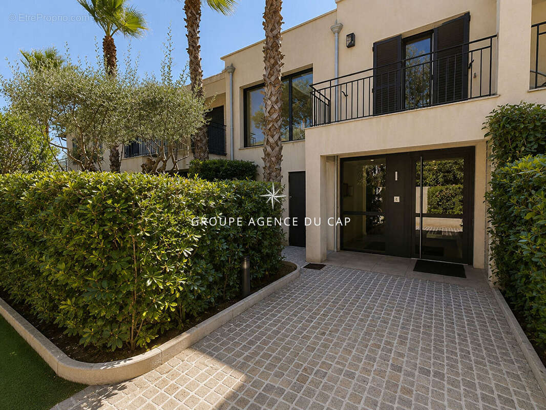 A vendre appartement 4 pieces 3 chambres terrasse apercu mer et vue colline garage et cave 31m² proche centre ville sainte maxim - photo 2
