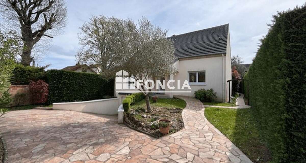 Maison à SAINTE-GENEVIEVE-DES-BOIS