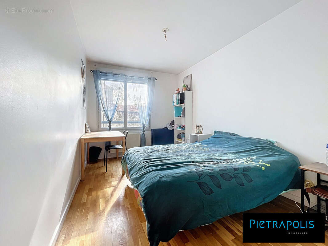 Chambre 2 - Appartement à LA MULATIERE