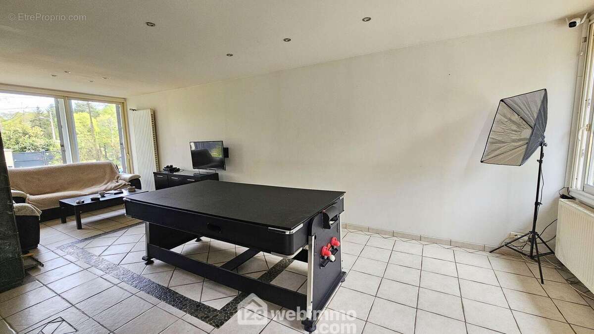 Un séjour de 38 m² traversant.