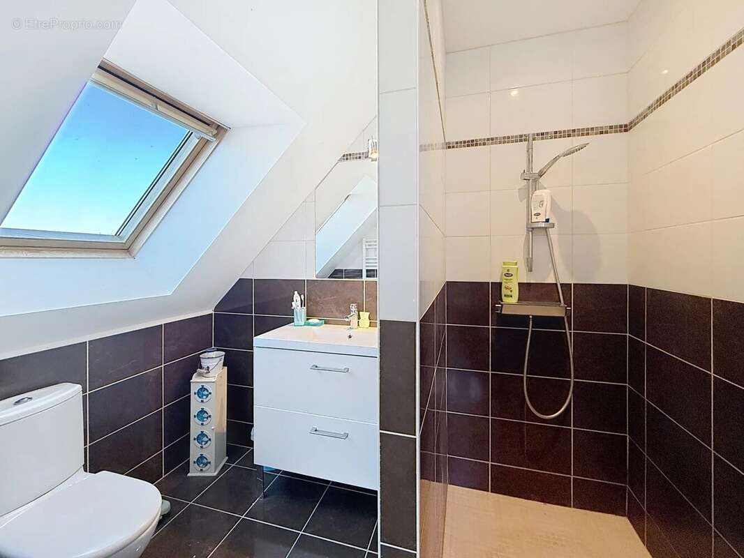 Vaste maison contemporaine dans un cadre verdoyant - photo 15