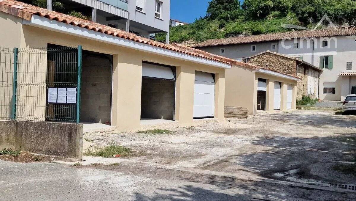 Parking à LIVRON-SUR-DROME