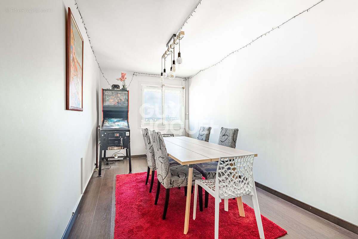 Appartement à GENNEVILLIERS