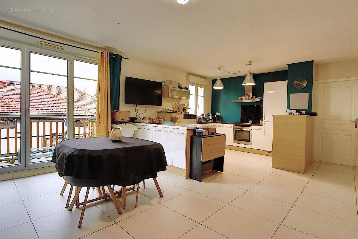 Grand Séjour Cuisine - Appartement à VILLY-LE-PELLOUX