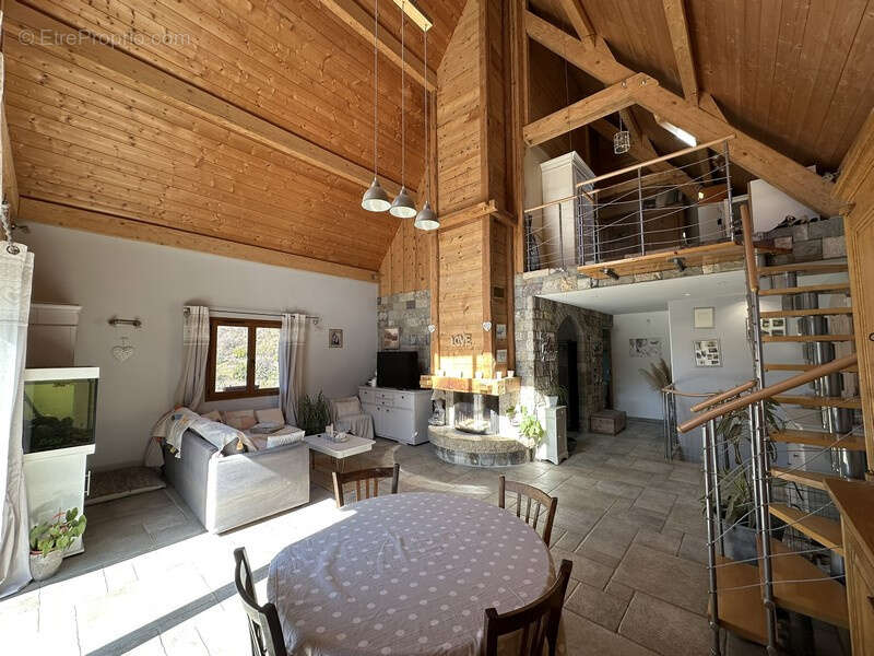 Propriété d'exception! Très beau chalet 4 pièces sur plus d'un hectare de terrain attenant. - photo 8