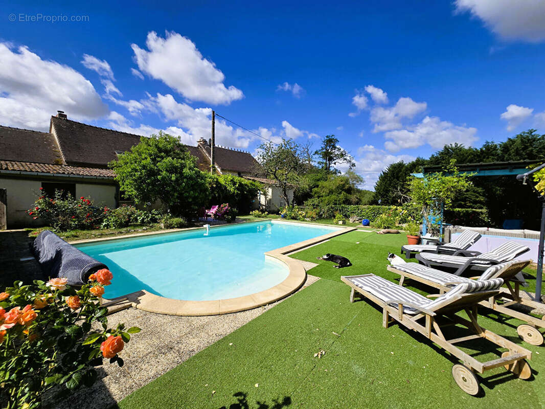 VIENNE : Ferme Rénovée de 5 Chambres avec Piscine, Installations Équestres & 4,32 ha près de Chauvigny - photo 11