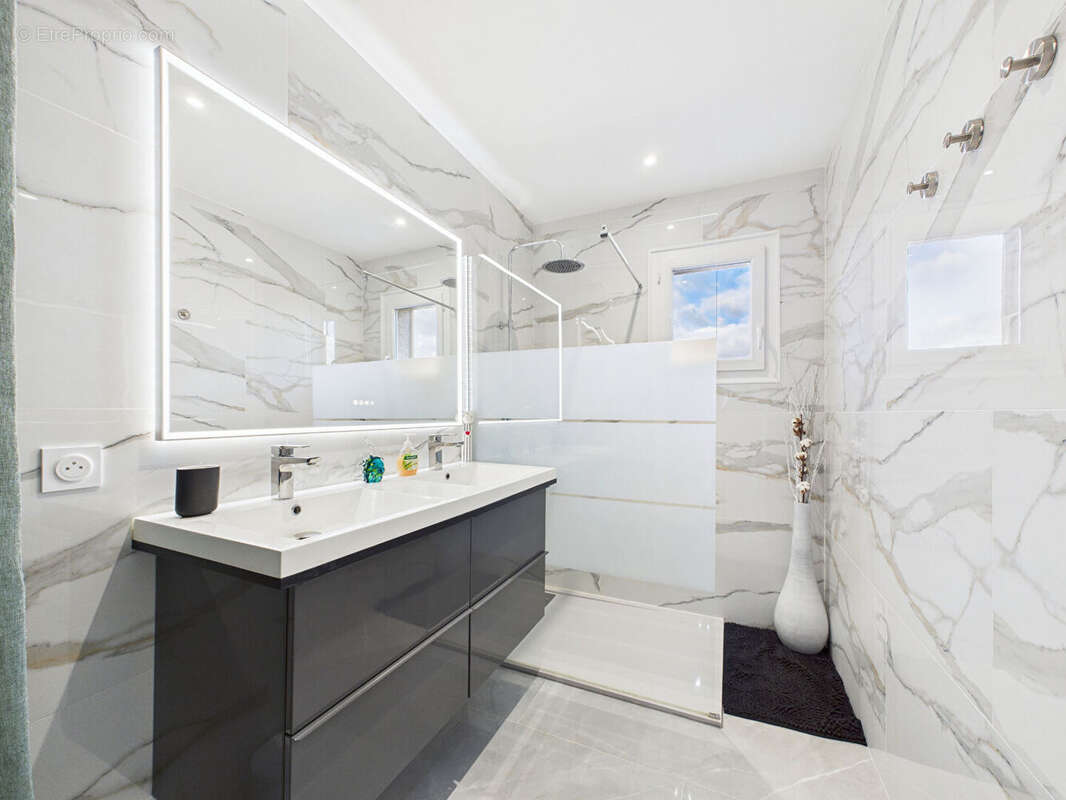 Maison à LE CRESTET