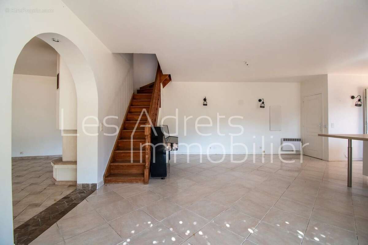 Propriété avec terrain plat et vue Estérel - photo 15