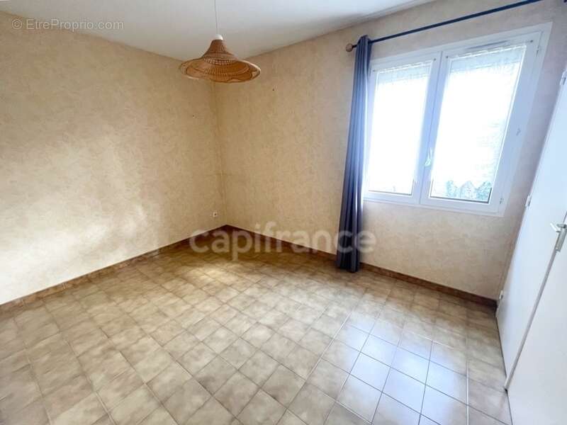 Vente Maison de plain-pied 4 pièces à MANOSQUE (04) - Jardin 740m2, garage, combles aménagés, proche commodités - photo 9