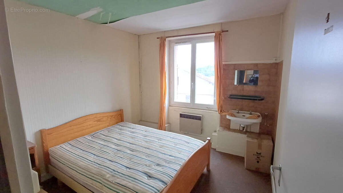 À VENDRE   Immeuble ancien hôtel à rénover   Saint-Genès-Champanelle (63122) - photo 7