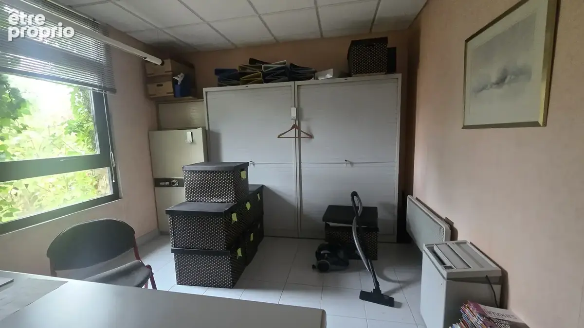 Bureaux de 120m2 divise en 2 parties sur 670m2 de terrain clos. - photo 8