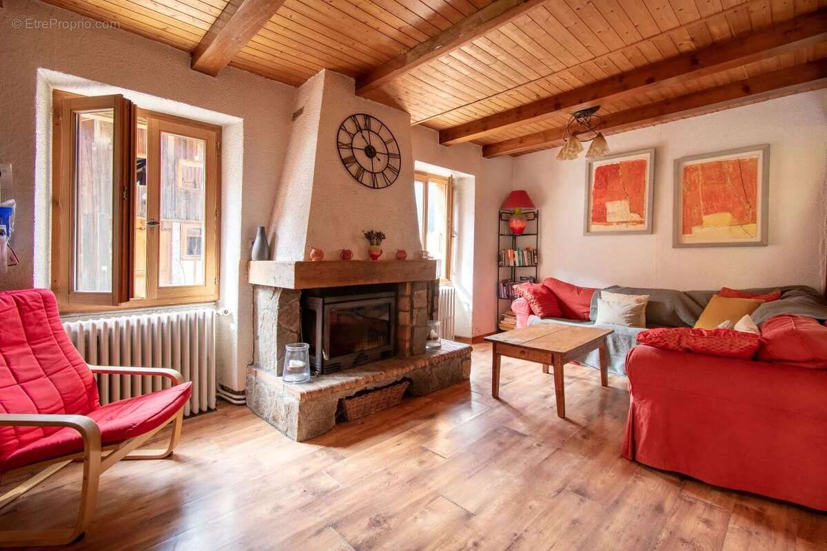 Un chalet traditionnel de 6 chambres et 4 salles de bain dans un hameau recherché proche du centre de Morzine - photo 4