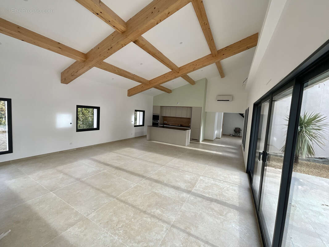 Maison à LE PUY-SAINTE-REPARADE