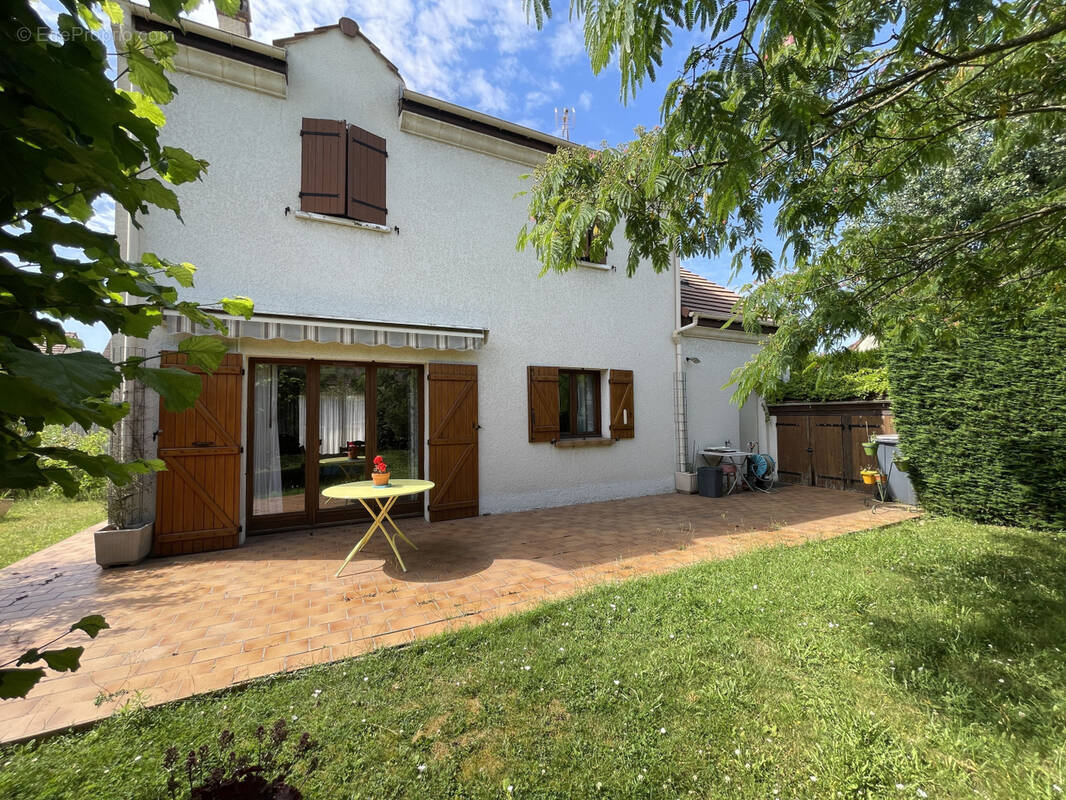 Maison à MANDRES-LES-ROSES