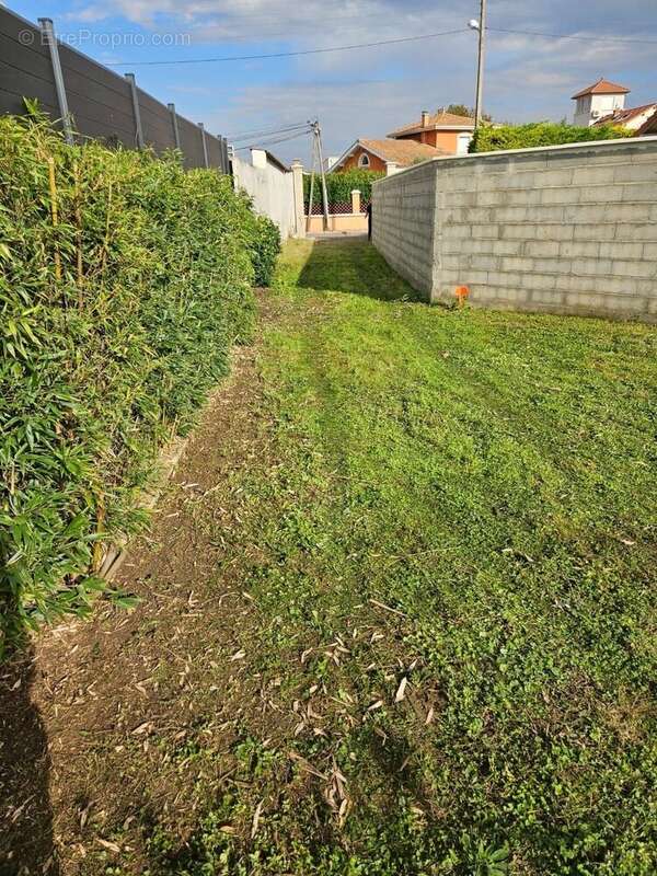 Terrain à DECINES-CHARPIEU