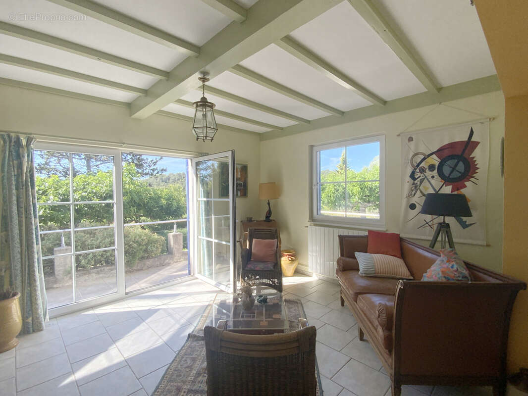Villa de plain pied au calme , terrain avec piscine et vue dégagée. - photo 8