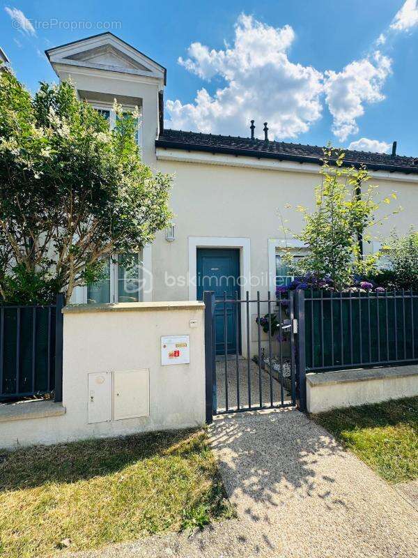Maison à SAVIGNY-LE-TEMPLE