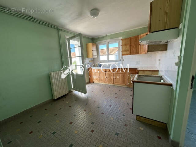 Maison de 117m2 avec deux garages et dépendances sur 960m2 d - photo 11