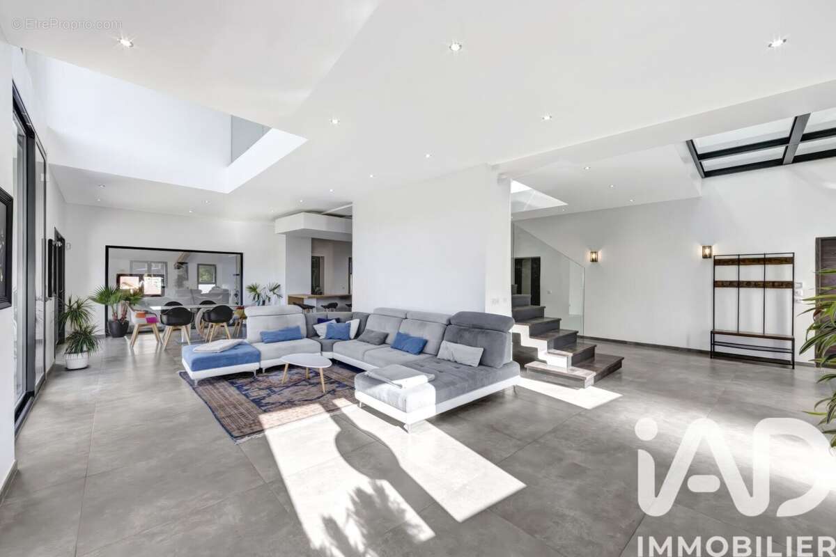 Maison 322 m² à Cuvat  - photo 2