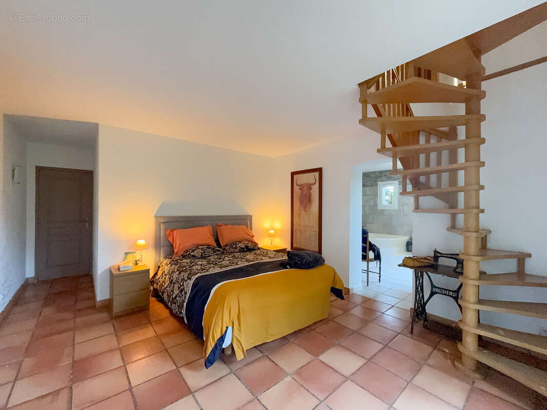 Maison à SAINT-MITRE-LES-REMPARTS