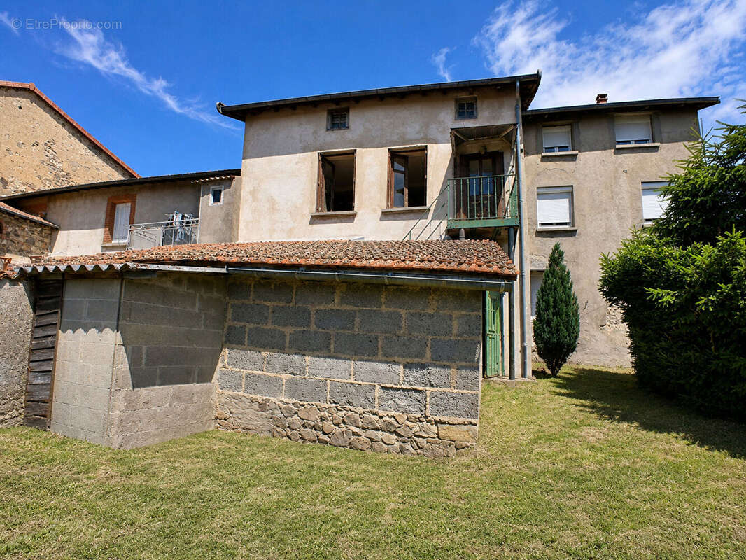 Maison à SAINT-CYR-DE-VALORGES
