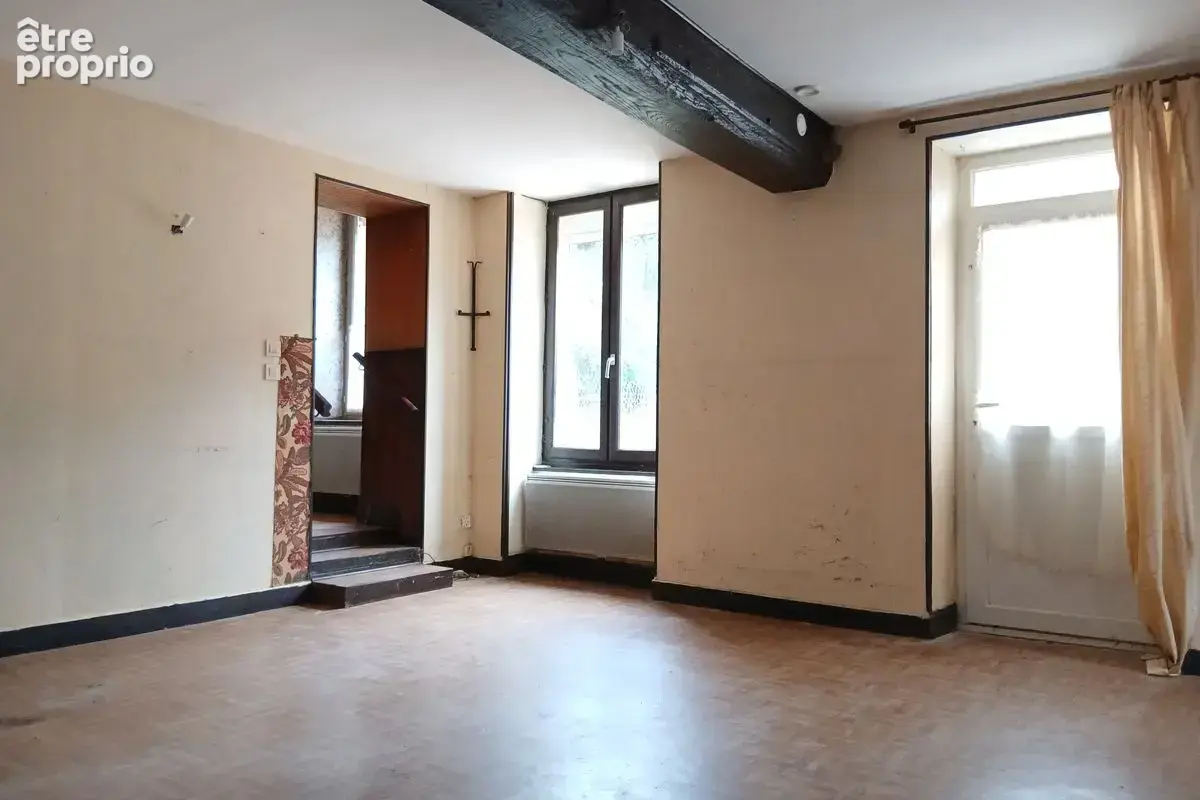 Étais-la-Sauvin - Charmante maison ancienne avec cour, dépendances et beau potentiel ! - photo 2