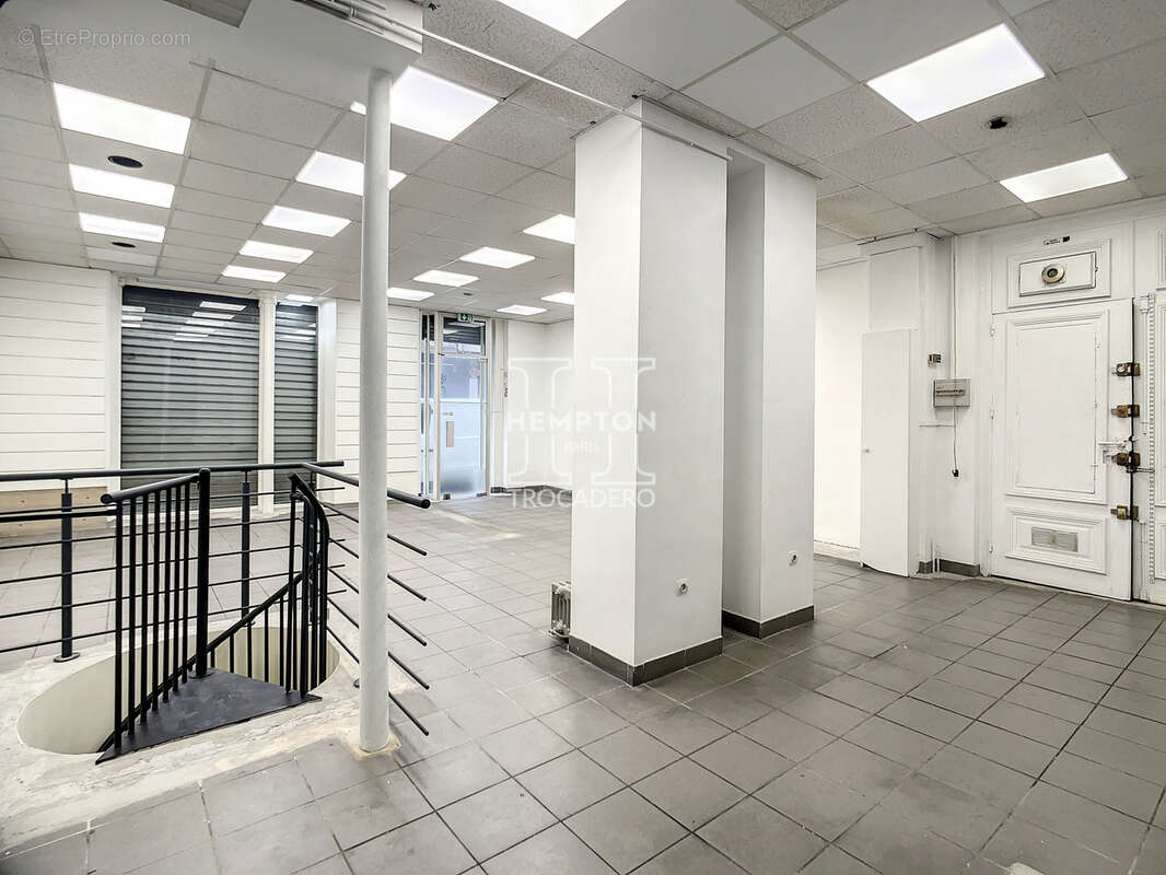 Commerce à PARIS-8E